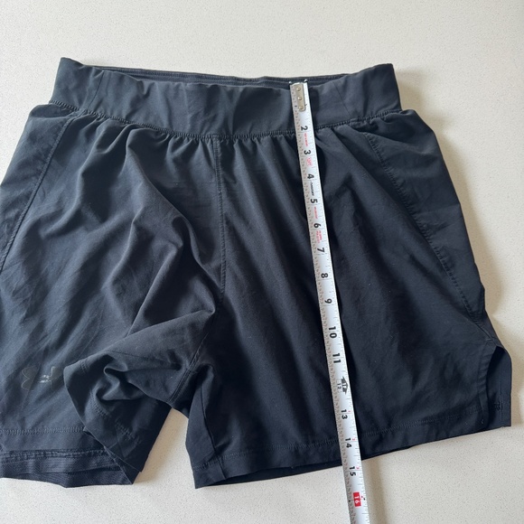 Under Armour UA Iso-Chill Kids M Black Athletic Shorts Inside Lining Running - Picture 12 of 12